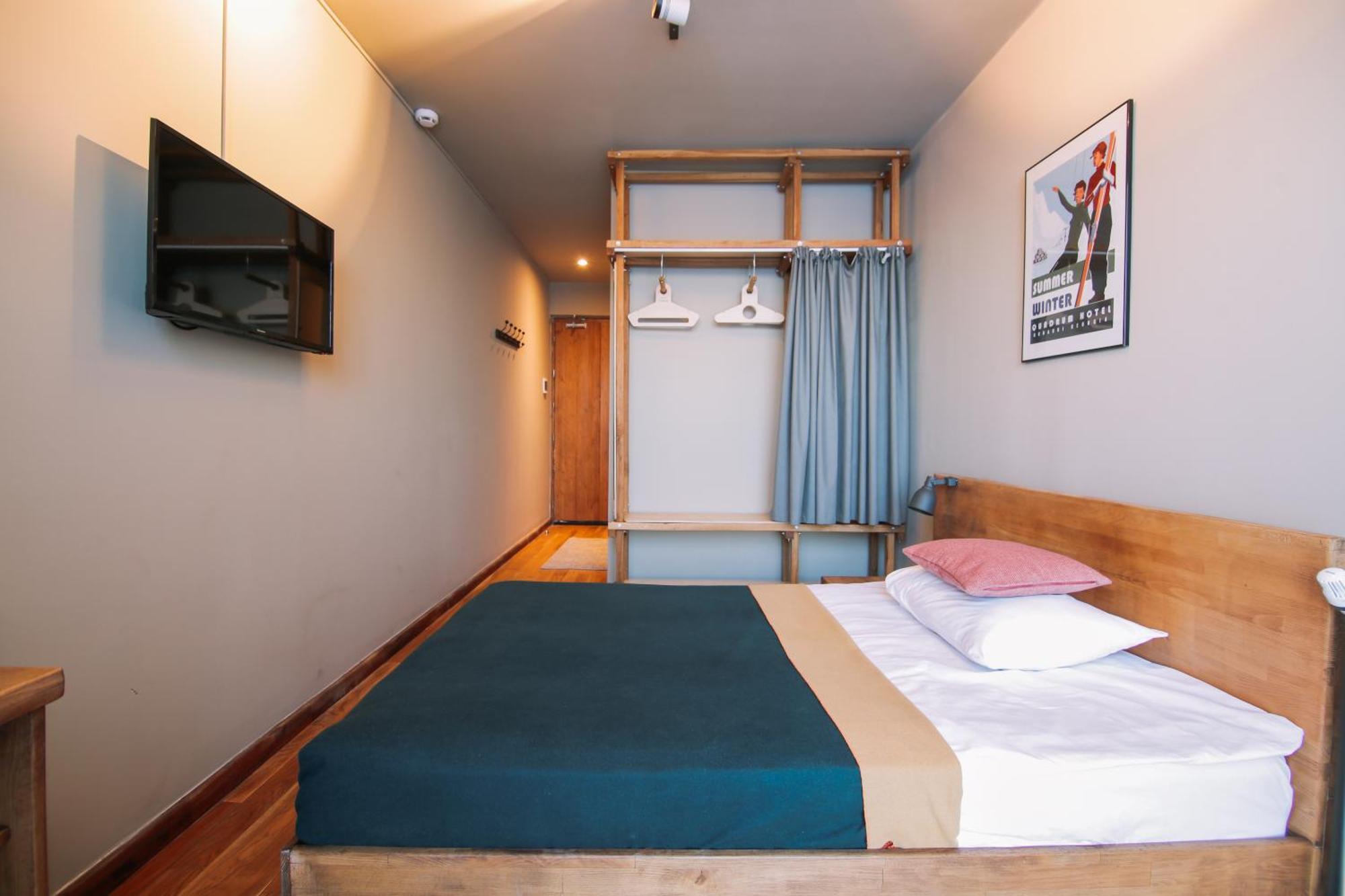 Quadrum Hotel 구다우리 객실 사진